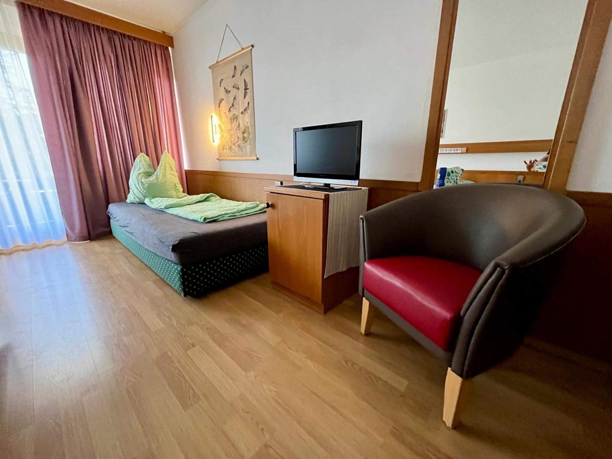 Goldener Hahn B&B Baiersbronn - Ferienwohnungen Mit Hotel Service Nahe Gartenschau Tal X Δωμάτιο φωτογραφία
